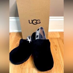 NWT UGG CLOG FLUFF YEAH-BLK- YOUTH SZ 4 FITS A WOMEN'S SIZE 5 NIB